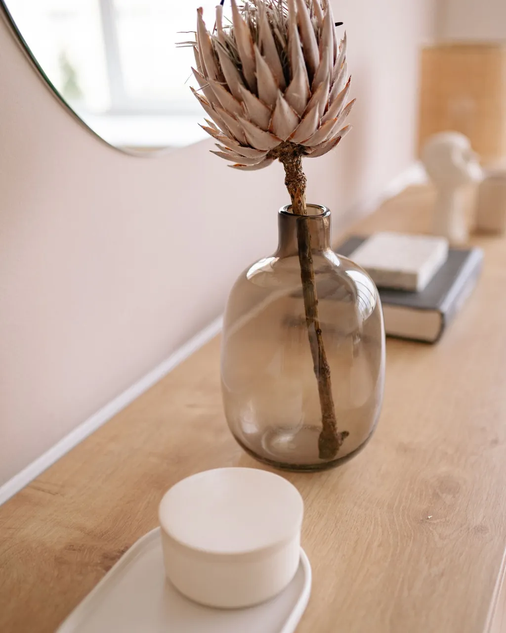Florero de vidrio ahumado con flor seca y cajita de cerámica sobre un mueble de madera — bazar, deco y regalos para mayoristas que venden con su tienda B2B VentasxMayor